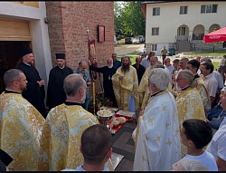 прота петар лазић благосиља славски колач и жито са овогодишњим домаћинима празника