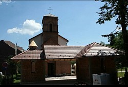 детаљ спољне апсиде храма у чајетини са касним поподневним сунцем на фасади