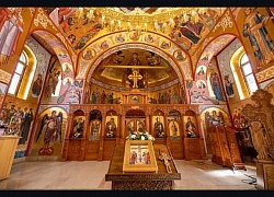 поглед на царске двери у позлати и дуборезу са иконама благовести у храму светог архангела гаврила