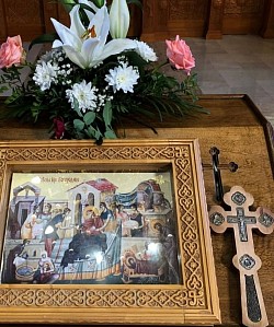 престоне иконе и дуборезни иконостас, унутрашњост храма у чајетини обасјана светлошћу кандила и полијелеја