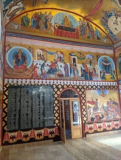 мермерна плоча са именима изгинулих ратника за слободу отаџбине на зиду храма у чајетини