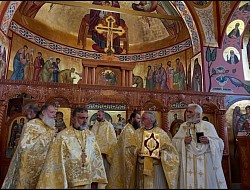 свечани излазак свештеника са јеванђељем из олтара храма у чајетини