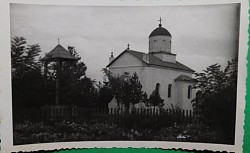 стари изглед цркве са оригиналном оградом и дрвећем у порти