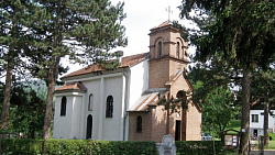 поглед на цркву и уређену порту са боровима са јужне стране