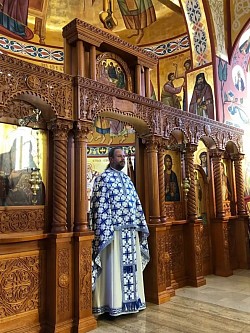 прота петар лазић у молитви пред иконостасом