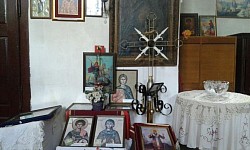 унутрашњост храма у чајетини са погледом на стари иконостас у дуборезу