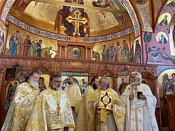 саборна света литургија у храму светог архангела гаврила са више свештеника у златнотканим одеждама