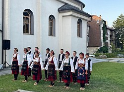 велико народно коло у порти цркве у чајетини током прославе храмовне славе