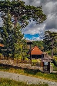 Црква брвнара у Доброселици