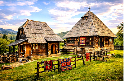 Златиборска идила у дворишту старе куће са погледом на шуму  Златибор и његова препознатљива архитектура са крововима од шиндре  Ушушкано златиборско село са каменим стазама и дрвеним капијама  Златиборски рај скривен међу зидовима старих сеоских домаћинстава