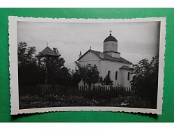 стари изглед цркве са оригиналном оградом и дрвећем у порти