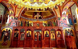 Унутрашњост храма Архангела Гаврила у Чајетини - иконостас и фрескопис