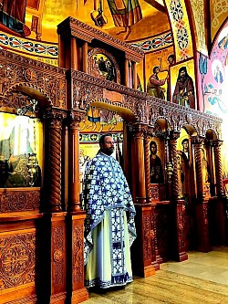 прота петар лазић у молитви пред иконостасом