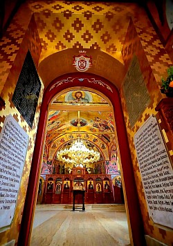 Улаз у храм Архангела Гаврила у Чајетини