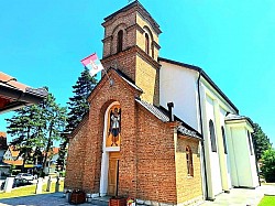 спољашња апсида олтара, заобљени део храма на источној страни прекривен сивим лименим кровом