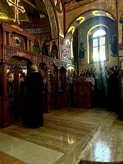 Молитва свештеника испред Двери олтарских врата у цркви у Чајетини