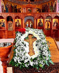 престоне иконе и дуборезни иконостас, унутрашњост храма у чајетини обасјана светлошћу кандила и полијелеја