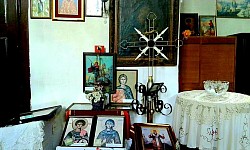 унутрашњост храма у чајетини са погледом на стари иконостас у дуборезу