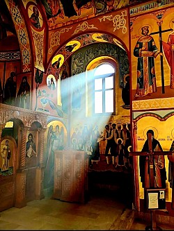 Певница у храму Архангела Гаврила у Чајетини