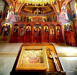 молитвена тишина у наосу цркве у чајетини пре почетка службе