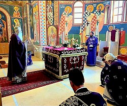 Свештеник у љубичастој одежди врши чин кађења пред иконостасом у Храму Преображења Господњег на Златибору током дугог братског састанка свештенства намесништава ужичког и рачанског. У позадини се види дубок фрескопис на зидовима и велики златни полијелеј, док остали свештеници у мантијама заједно моле у цркви