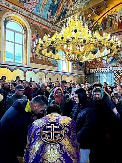 Sveta tajna pričešća vernih: Dirljiv prizor u hramu u Čajetini gde vernici, počevši od najmlađih, prilaze svetoj čaši. Sveštenik sa velikom pažnjom i očinskim blagoslovom pričešćuje svako dete i odraslog hrišćanina, dok hor sa pevnice tiho poja pričasne pesme, stvarajući atmosferu neizmernog mira i duhovne radosti