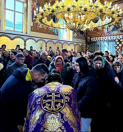 Deca kao ukras liturgije: Prizor najmlađih parohijana iz Čajetine koji prvi pristupaju svetoj čaši. Sa nevinom verom i radošću, deca primaju sveto pričešće, dok njihovi roditelji s ljubavlju stoje u pozadini, učeći ih prvim koracima u duhovnom životu. Ovaj kadar simbolizuje budućnost crkve i neprekidnu nit pravoslavne vere koja se u ovom kraju ljubomorno čuva