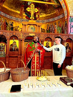Седам свештеника и јеромонаха служе Свету тајну јелеосвећења у цркви у Чајетини. Учешће јеромонаха из манастира Дубрава и манастира Увац у молитви за оздрављење. Саборно служење свештеника златиборског намесништва у храму Светог архангела Гаврила. Духовна заједница свештенства и монаштва златиборског краја током читања седам јеванђеља за исцељење душе и тела