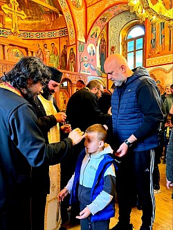 Седмоструко помазивање верника освећеним јелејем у храму у Чајетини. Свештеници и јеромонаси помазују верни народ освећеним уљем за здравље и окрепљење. Детаљ са службе Свете тајне јелеосвећења у општини Чајетина током Страсне седмице. Молитвени обред помазивања верника у златиборском храму уз присуство монахиња из манастира Дубрава