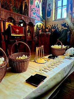 Освећено уље и брашно на трпези испред олтара у храму Светог архангела Гаврила у Чајетини. Прилози верника за благослов дома на Светој тајни јелеосвећења. Православна традиција освећења јелеја и пшенице на Златибору. Благослов манастира Дубрава и Увац кроз молитве седам свештеника за здравље породица у Чајетини и околним селима