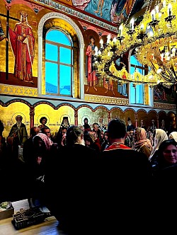 Унутрашњост храма Светог архангела Гаврила у Чајетини током велике вечерње службе јелеосвећења. Духовна атмосфера у цркви са верницима из Чајетине, Сирогојна и Драглице пред Васкрс. Свечано богослужење у златиборском крају са јеромонасима и монахињама. Највеће молитвено сабрање за здравље у општини Чајетина 2026. године уз седам помазивања верника