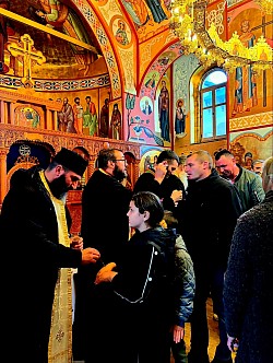 Величанствена заједничка молитва за здравље и духовно исцељење током Свете тајне јелеосвећења у храму Светог архангела Гаврила у Чајетини. Верни народ златиборског краја испунио је чајетинску цркву до последњег места на Велику среду пред Васкрс 2026. године. На слици се види мноштво верника са упаљеним воштаним свећама у руци, који учествују у саборној молитви за здравље породице и окрепљење болесних. Присутни су становници Чајетине, Златибора, Сирогојна и околних села који поштују православне обичаје пред васкршње празнике у општини Чајетина