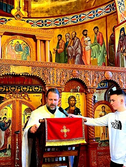 Седам православних свештеника и јеромонаха из златиборског намесништва заједно служе Свету тајну јелеосвећења у храму у Чајетини. Међу служитељима су свештеници из Сирогојна, Драглице, са Златибора и домаћини из Чајетине са ђаконом. Посебан значај служби дају јеромонаси из манастира Дубрава и манастира Увац, као и присуство монахиња из манастира Дубрава. Слика приказује снагу православне саборности и заједничког молитвеног заступања свештенства и монаштва за добробит и оздрављење верног народа и парохије чајетинске