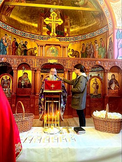Јеромонаси из манастира Дубрава и манастира Увац током свечаног читања одломака из Светих Јеванђеља у цркви у Чајетини. Детаљан приказ монашких лица која са смирењем и духовном снагом узносе прозбе за исцељење душе и тела присутних верника. У позадини се види унутрашњост храма Светог архангела Гаврила са верницима из Златиборског округа који пажљиво слушају речи Божије. Ово је четврто по реду читање Јеванђеља током Свете тајне јелеосвећења, где монаштво и свештенство из Сирогојна и Драглице чине јединствен духовни фронт против болести и немоћи, подржавајући верни народ Чајетине у најтежим животним тренуцима