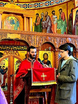 Свештеник са Златибора и чајетинско свештенство са ђаконом током молитвеног заступања на Светој тајни јелеосвећења. Слика приказује детаљ отворене књиге Требника и Јеванђеља из којих се чита седам спасоносних поука. Ово сабрање свештеника златиборског намесништва у општини Чајетина симболизује јединство цркве у молитви за здравље сваког појединца. Присутне монахиње из манастира Дубрава тихом молитвом прате гласно читање јеванђељских истина, док се у храму осећа дубока побожност. Кроз седам читања и седам молитви, свештенослужитељи из Чајетине, Драглице и Сирогојна утврђују веру у васкрслог Христа Лекара