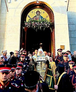 Спасовданска литија са Часним Појасом Пресвете Богородице – највећи молитвени скуп у историји Београда Када неко некада буде изучавао историју српског народа и његове престонице током двадесет првог века приметиће да су житељи Београда најлепше странице летописа свог града исписивали управо о Спасовдану, празнику Вазнесења Господњег. Приметиће и да се у тој бесцен књизи београдске повести, у повести којом се мало који град може подичити, својим сјајем издваја страница забележена златним словима баш данас, 21. маја 2026. године. Моћи ће и да замисле како скромни хроничар, погурен над белином папира, безуспешно тражи праве речи којима би описао и за будуће генерације сачувао траг о несвакидашњем и  величанственом благослову који је имала данашња генерација Београђана.А њих, хиљаде и хиљаде, и старо и младо, мајке, очеви, деца, школарци са вероучитељима и професорима, богослови и студенти, фолклорна друштва, црквени хорови, припадници Војске и Полиције, свештеници и монаси, у непрегледним колонама су се сабирали пред Вазнесењском црквом и оближњим улицама, а сви, једнодушно и једногласно, са истом молитвом у срцу: Пресвета Богородице, спаси нас!  Појас Пресвете Богородице – једна од највећих светиња хришћанства – стигао је у београдски Вазнесењски храм дан раније љубављу и добротом свештеног братства светогорског манастира Ватопеда и његовог игумана Јефрема, великог пријатеља српског народа, који је Часни Појас лично допратио и из своје руке предао Његовој Светости Патријарху г. Порфирију. Дирљиво је било видети хиљаде Београђана који су синоћ у порти Вазнесењске цркве и околним улицама до касних часова у непрегледном реду, у духовном миру и молитвеној радости, сатима чекали да се поклоне и целивају Чудесни Појас Дјеве Марије. Небројено више њих кренуло је данас за својим Патријархом у литијском ходу ка заветном храму српског народа на Врачару. Улицама Кнеза Милоша и Краља Милана, па преко Булевара ослобођења и Карађорђевог парка, развукла се непрегледна колона верних, а са њима и још дужа и шира колона оних који су били у молитвама свих присутних: уснули оци и матере; болесни и невољни; заточеници и сиромашни; избегли, прогнани и расејани; наша браћа и сестре на Косову, у Метохији, Босни, Херцеговини, Далмацији, Црној Гори, Боки и свим српским крајевима; они који су далеко и на путу; они који нас лече, бране и чувају; они који уче и који нас уче; и сви они који из било ког разлога не стигоше данас у своју престоницу; али престоница – Град Мајке Божје – би са њима. Стигавши у беспрекорном поретку и духовном миру на Светосавски плато, литију и њен најсветији део – Појас Пресвете Богородице – радосно су дочекала звона Светосавског храма. И док је молитву Господу и Мајци Божјој, пред светињом изложеном под сводовима величанственог храма, узносио Патријарх српски г. Порфирије, колона благочестивог народа је и даље пролазила преко трга Славија. Поред високопреподобних архимандрита и игумана ватопедског Јефрема и хиландарског Методија и њихове братије, у радости прославе престоничке крсне славе учествовали су високопреосвећена и преосвећена господа архијереји: врањски Пахомије, шумадијски Јован, крушевачки Давид, тимочки Иларион, нишки Арсеније, аустралијско-новозеландски Силуан, будимљанско-никшићки Методије; вашингтонско-њујоршки и источноамерички Иринеј, буеносајрески и јужно-централноамерички Кирило, осечкопољски и барањски Херувим, ваљевски Исихије, париски и западноевропски Јустин, лондонски и британско-ирски Нектарије, новобрдски Иларион, липљански Доситеј, топлички Петар, јенопољски Никон, моравички Тихон, костајнички Серафим и умировљени канадски Георгије; архимандрит Нектарије, главни секретар Светог Архијерејског Синода; архимандрит Данило, директор Патријаршијске управне канцеларије; највиши државни званичници, представници Војске Србије, Полиције и националних културних и научних установа. Настављајући традицију да на челу литије Часни Крст носи благоверни хришћанин који је своје дарове од Бога умножио на корист рода и Цркве, а на понос својих родитеља, ове године чашћу да буде крстоносац овенчан је г. Андреј Дробњаковић, ученик Математичке гммназије вишеструко награђиван на олимпијадама знања широм света.  У Спасовданској литији учешће су узели и министри: одбране г. Братислав Гашић, за бригу о породици и демографију гђа Јелена Жарић Ковачевић, за рад, запошљавање, борачка и социјална питања гђа Милица Ђурђевић Стаменковски, државне управе и локалне самоуправе гђа Снежана Пауновић и др Ненад Поповић, министар без портфеља задужен за међународну економску сарадњу и друштвени положај Цркве у земљи и иностранству.