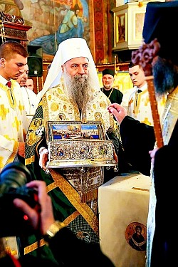 Спасовданска литија са Часним Појасом Пресвете Богородице – највећи молитвени скуп у историји Београда Када неко некада буде изучавао историју српског народа и његове престонице током двадесет првог века приметиће да су житељи Београда најлепше странице летописа свог града исписивали управо о Спасовдану, празнику Вазнесења Господњег. Приметиће и да се у тој бесцен књизи београдске повести, у повести којом се мало који град може подичити, својим сјајем издваја страница забележена златним словима баш данас, 21. маја 2026. године. Моћи ће и да замисле како скромни хроничар, погурен над белином папира, безуспешно тражи праве речи којима би описао и за будуће генерације сачувао траг о несвакидашњем и  величанственом благослову који је имала данашња генерација Београђана.А њих, хиљаде и хиљаде, и старо и младо, мајке, очеви, деца, школарци са вероучитељима и професорима, богослови и студенти, фолклорна друштва, црквени хорови, припадници Војске и Полиције, свештеници и монаси, у непрегледним колонама су се сабирали пред Вазнесењском црквом и оближњим улицама, а сви, једнодушно и једногласно, са истом молитвом у срцу: Пресвета Богородице, спаси нас!  Појас Пресвете Богородице – једна од највећих светиња хришћанства – стигао је у београдски Вазнесењски храм дан раније љубављу и добротом свештеног братства светогорског манастира Ватопеда и његовог игумана Јефрема, великог пријатеља српског народа, који је Часни Појас лично допратио и из своје руке предао Његовој Светости Патријарху г. Порфирију